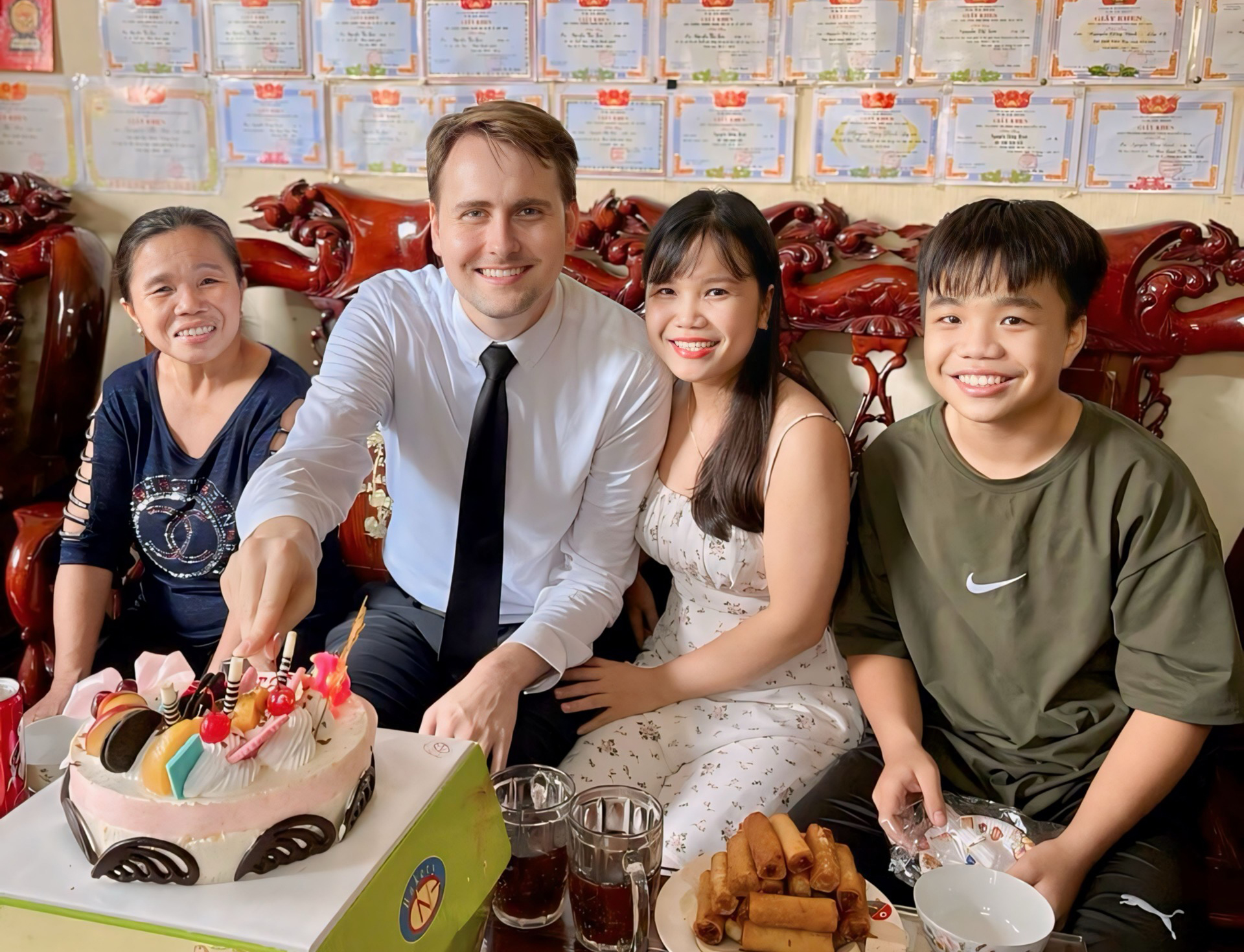 Michael đón sinh nhật tuổi 28 với gia đình Sơn, tại Long Khánh, Đồng Nai. Ảnh: Nhân vật cung cấp