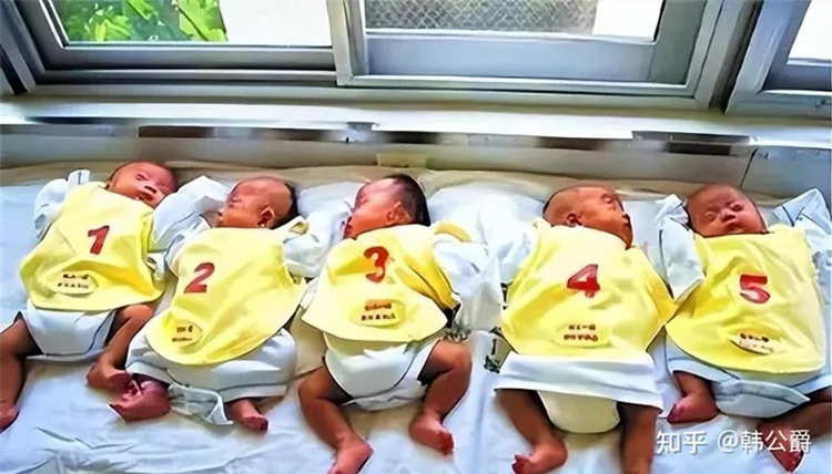 5 đứa con của Vương Thúy Anh gồm ba gái hai trai sinh ngày 4/3/2002. Đây là ca sinh 5 đầu tiên của Trung Quốc. Ảnh: Zhihu