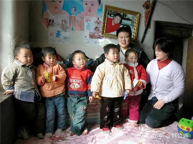 Vợ chồng Vương Thúy Anh và 5 con khi bọn trẻ đang học mẫu giáo ở Thương Châu, Hà Bắc. Ảnh: zhihu