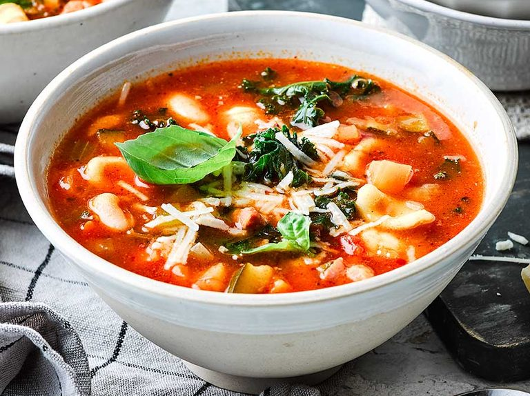 Món súp Minestrone được nấu hoàn toàn từ nguyên liệu thực vật. Ảnh: BBC Good Food